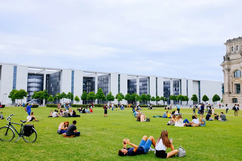 Étudiants sur la pelouse d’un campus en été