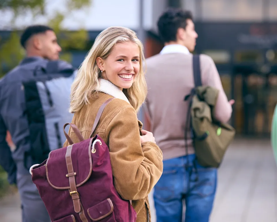 Étudiante sur un campus universitaire