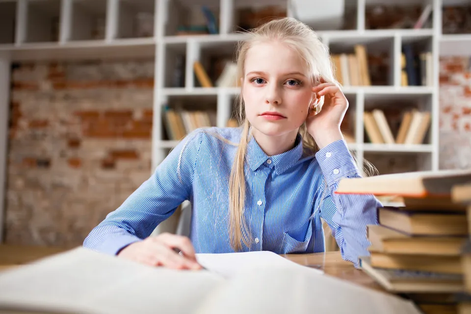 Étudiante concentrée dans une bibliothèque