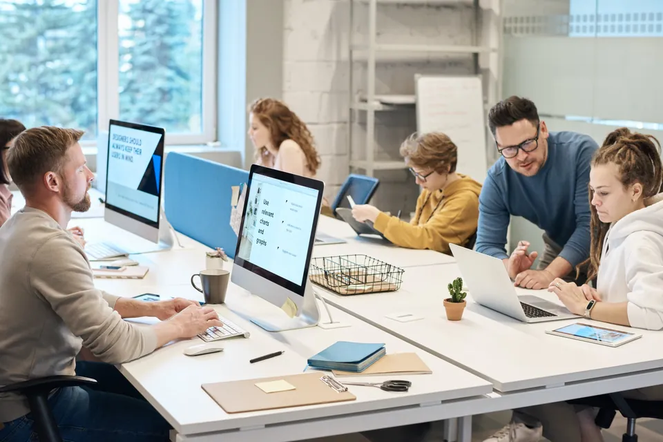 Réunion de travail dans un bureau moderne