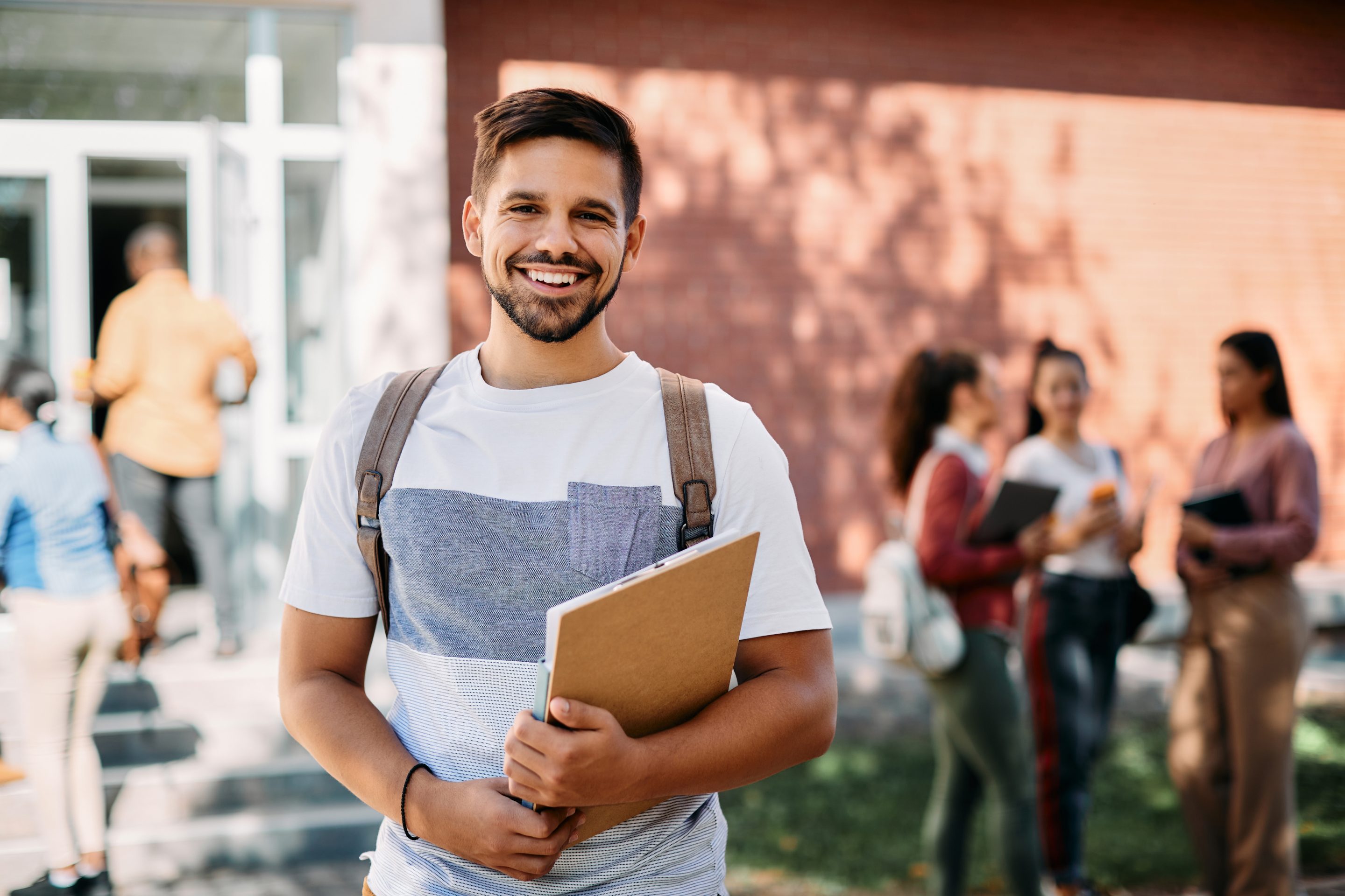 Étudiant s'entraînant sur des exercices de raisonnement