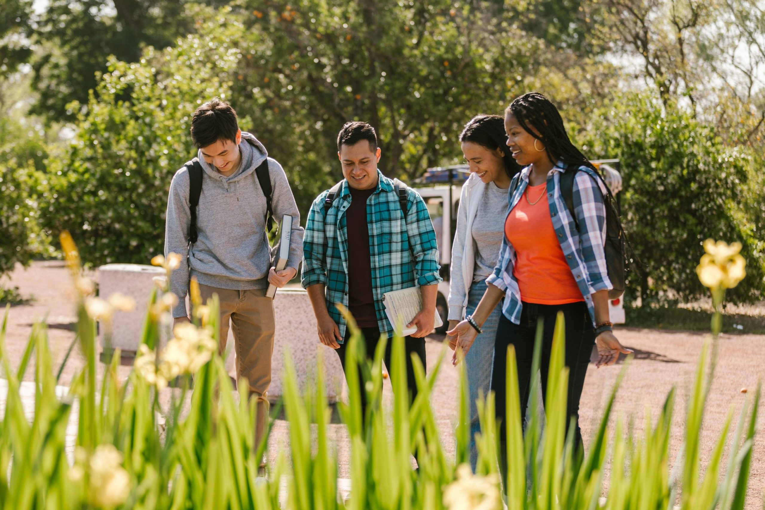 Étudiant établissant un budget d'études