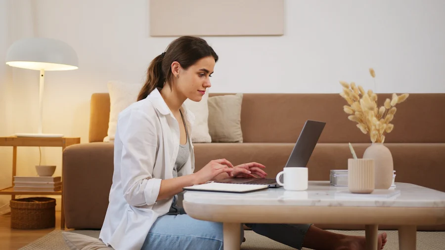 Travail individuel sur ordinateur, à distance